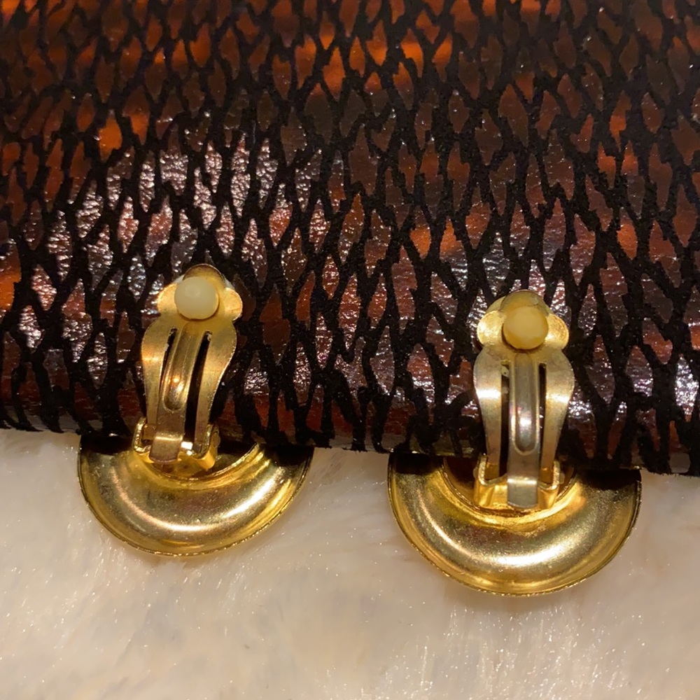 💟 Sale $10 💟 Clip On Earrings Shiny Gold w/Crystal!!! Vintage! EUC!!! - Picture 2 of 2